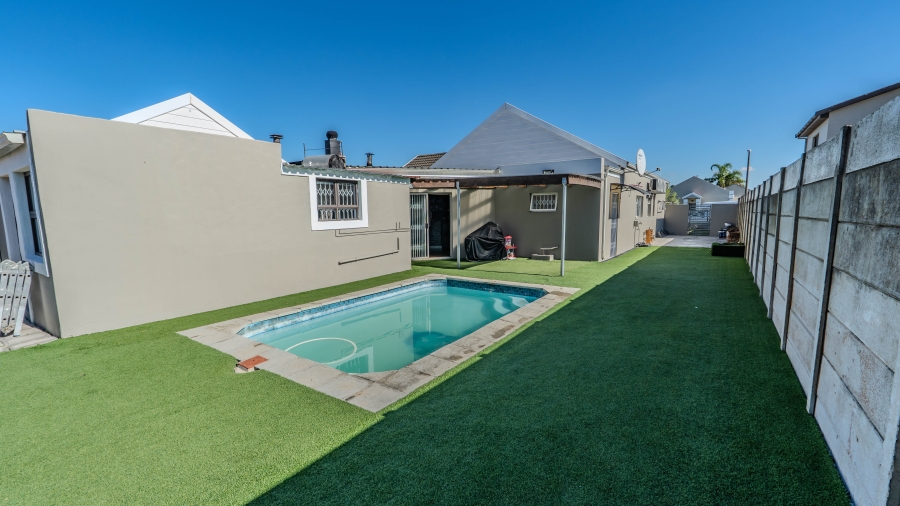 4 Bedroom Property for Sale in De Oude Spruit Western Cape